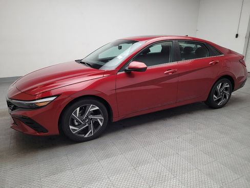 Used 2025 Hyundai Elantra SEL FWD image 2