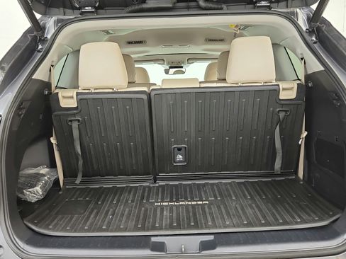 Used 2023 Toyota Highlander XLE AWD/4WD image 30