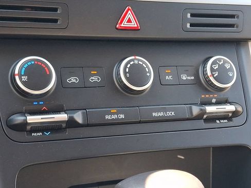 Used 2024 Kia Carnival LX FWD image 16