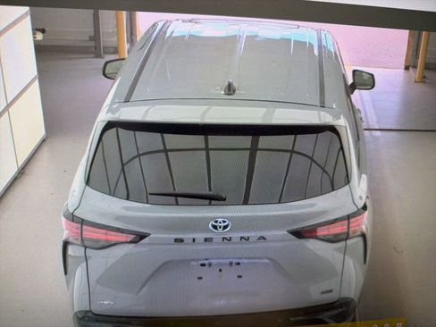Used 2025 Toyota Sienna XSE FWD image 6