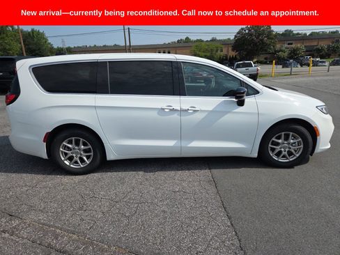 Used 2025 Chrysler Pacifica Select FWD image 3
