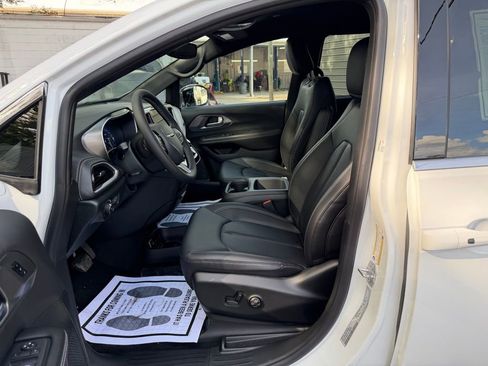 New 2026 Chrysler Pacifica Select FWD image 16