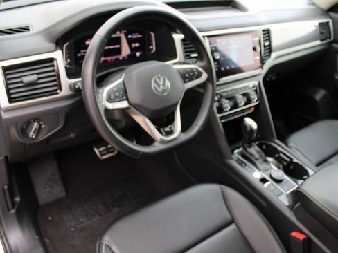 Certified 2022 Volkswagen Atlas SEL R-Line image 10