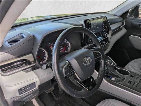 Used 2021 Toyota Highlander LE AWD/4WD image 14