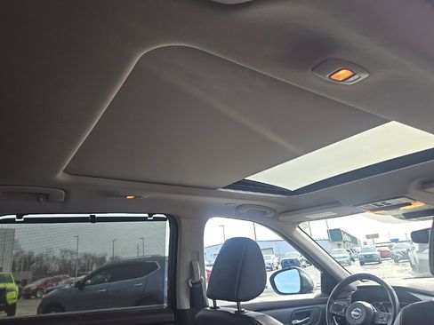 Used 2023 Nissan Rogue SV w/ SV Premium B Package image 34