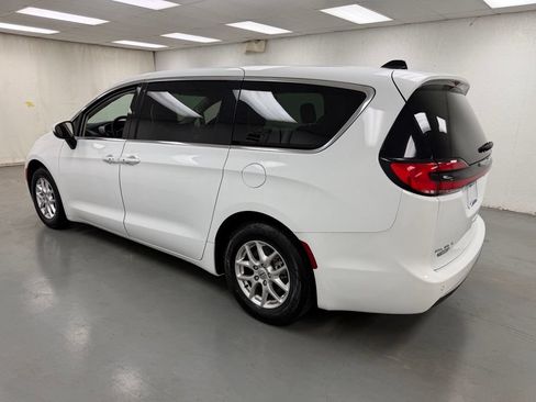 Used 2023 Chrysler Pacifica Touring-L FWD image 3