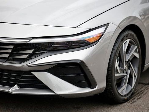 Used 2025 Hyundai Elantra SEL image 2