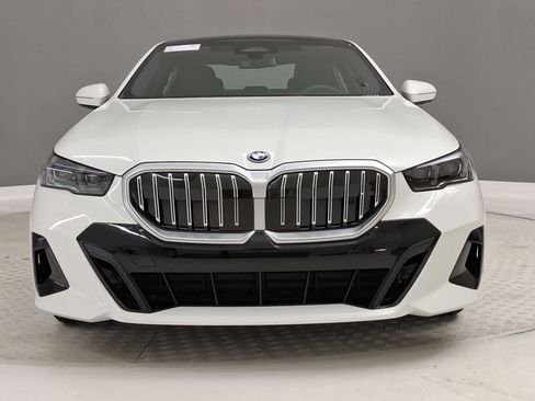 New 2026 BMW 550e xDrive w/ Premium Package AWD/4WD image 4
