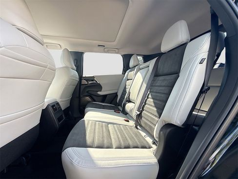 New 2025 Mitsubishi Outlander SE image 26