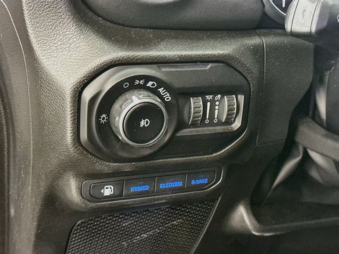Used 2022 Jeep Wrangler Unlimited Sahara w/ Cold Weather Group AWD/4WD image 17