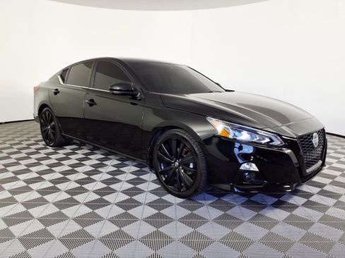 Used 2022 Nissan Altima 2.5 SR w/ Midnight Edition Package FWD image 3