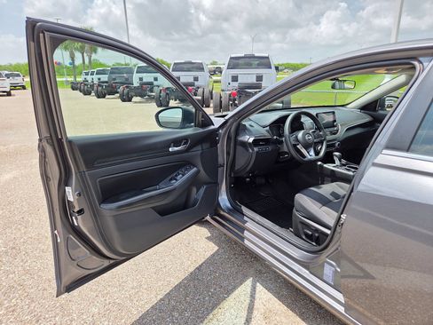 Used 2024 Nissan Altima 2.5 SV FWD image 12