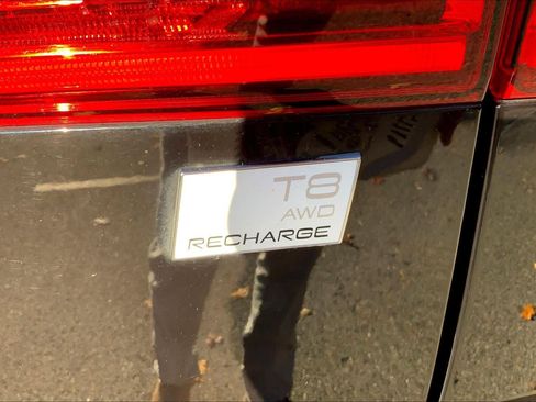 Used 2023 Volvo XC60 T8 Plus w/ Climate Package image 9