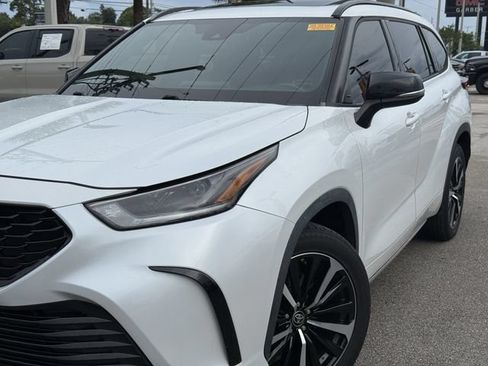 Used 2022 Toyota Highlander XSE FWD image 5