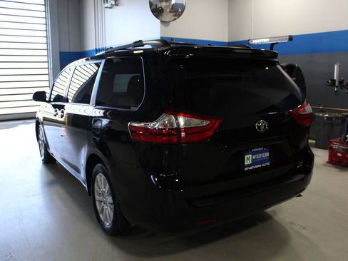 Used 2017 Toyota Sienna XLE Premium image 38