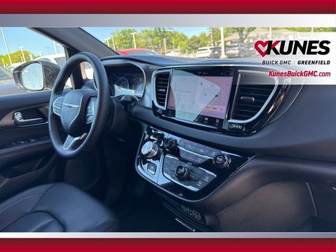 Used 2025 Chrysler Pacifica Select FWD image 40
