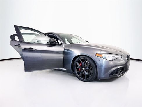 Used 2020 Alfa Romeo Giulia w/ Nero Edizione RWD image 25