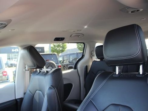 Used 2024 Chrysler Pacifica Limited w/ Uconnect Theater Family Group FWD image 21