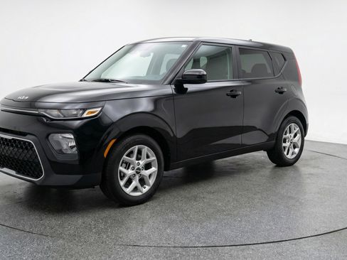 Used 2025 Kia Soul LX w/ LX Technology Package image 3