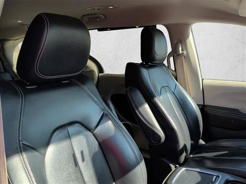 Used 2022 Chrysler Pacifica Touring-L FWD image 25