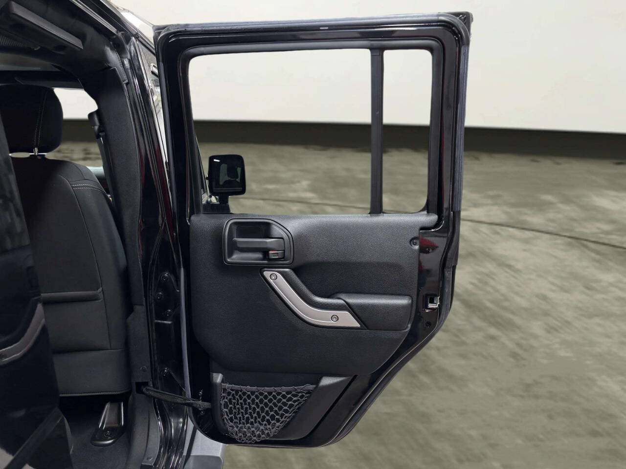 Used 2016 Jeep Wrangler Unlimited Sahara AWD/4WD image 18