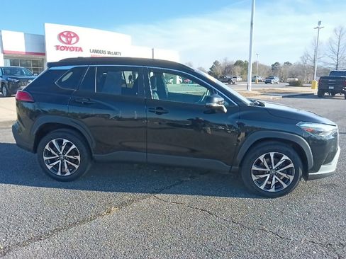 Used 2022 Toyota Corolla Cross XLE image 2