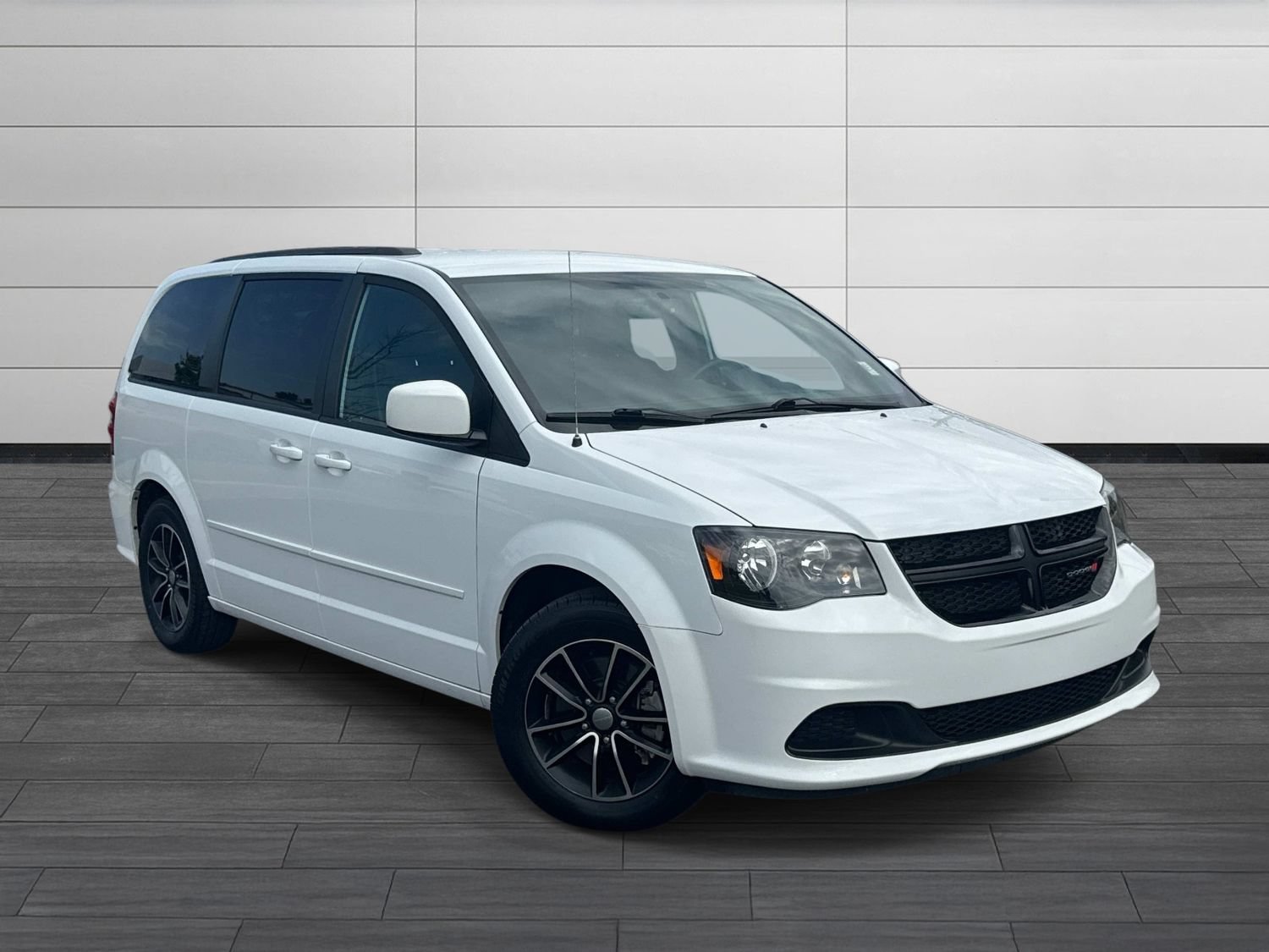 Used 2017 Dodge Grand Caravan SE FWD image 2