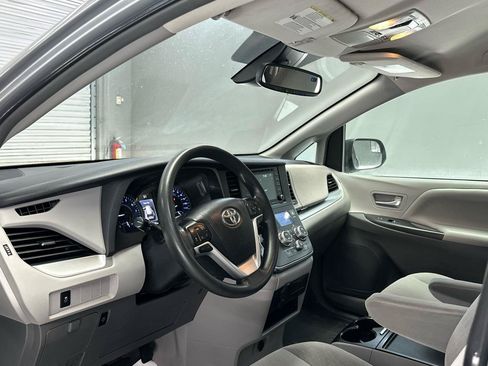 Used 2018 Toyota Sienna LE w/ Carpet Mat Package FWD image 19