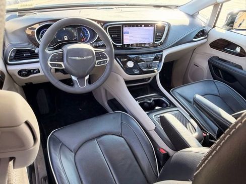 Used 2023 Chrysler Pacifica Limited w/ Uconnect Theater Family Group FWD image 10