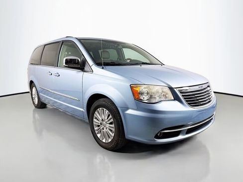 Used 2013 Chrysler Town & Country Limited w/ Luxury Group FWD image 3