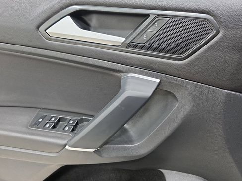 Used 2018 Volkswagen Tiguan SE AWD/4WD image 28