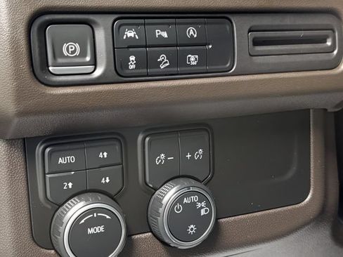 Used 2023 Chevrolet Tahoe Z71 w/ Luxury Package AWD/4WD image 21