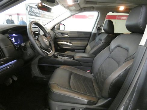 Used 2025 Nissan Pathfinder Platinum w/ Cargo Package FWD image 10