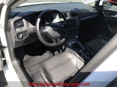 Used 2017 Volkswagen Golf SE image 10