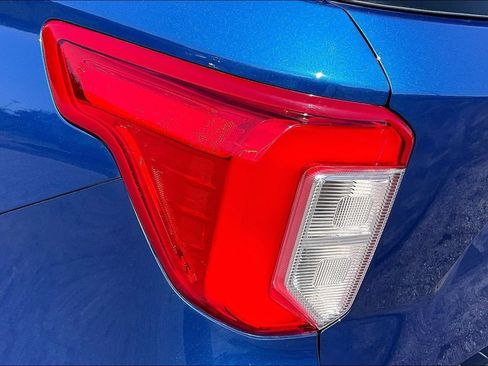 Used 2023 Ford Explorer XLT AWD/4WD image 27