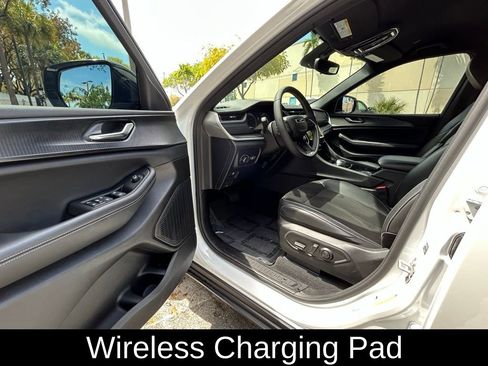 Used 2024 Jeep Grand Cherokee Altitude image 15