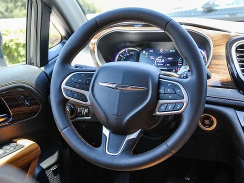 Used 2022 Chrysler Pacifica Pinnacle FWD image 16