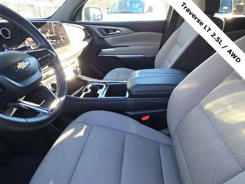 Used 2025 Chevrolet Traverse LT image 22