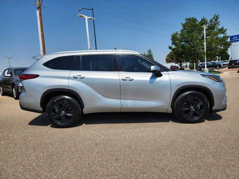Used 2022 Toyota Highlander XLE FWD image 2