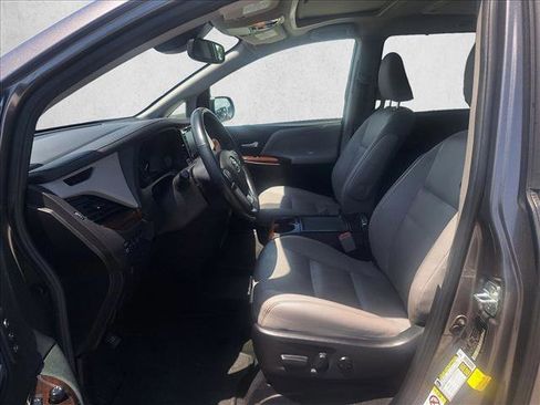 Used 2019 Toyota Sienna Limited Premium w/ Carpet Mat Package FWD image 10