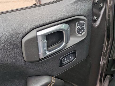 Used 2025 Jeep Wrangler Unlimited Sahara AWD/4WD image 9