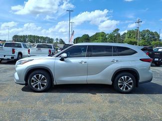 Used 2020 Toyota Highlander XLE FWD video 1