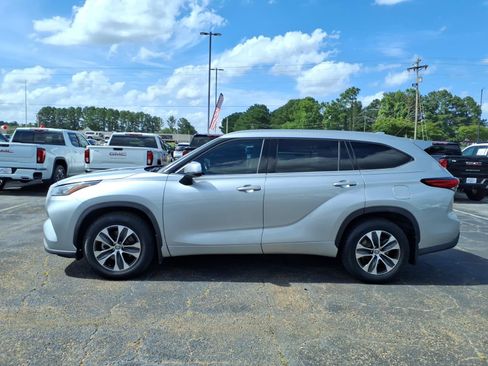 Used 2020 Toyota Highlander XLE FWD image 1