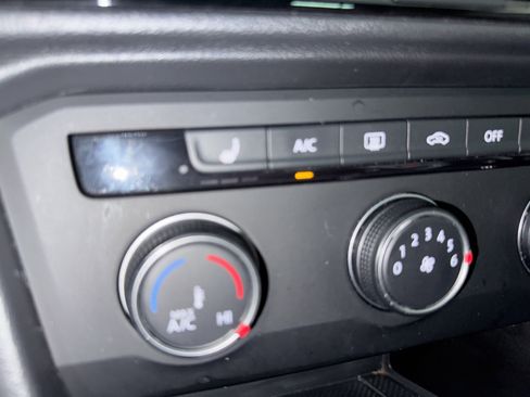 Certified 2022 Volkswagen Taos SE image 22