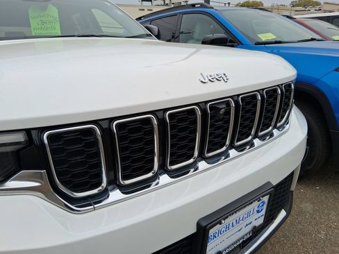Used 2023 Jeep Grand Cherokee Limited w/ Luxury Tech Group II AWD/4WD image 8