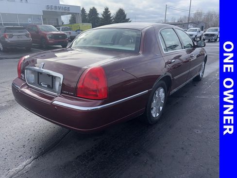 Used 2004 Lincoln Town Car Ultimate image 2