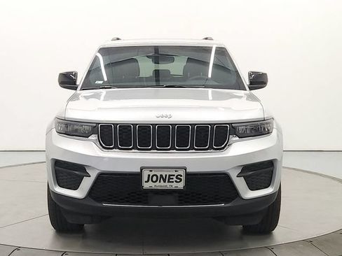 Used 2024 Jeep Grand Cherokee Laredo X w/ Luxury Tech Group I AWD/4WD image 2