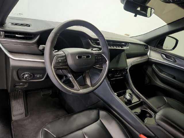 Used 2025 Jeep Grand Cherokee Limited RWD image 10