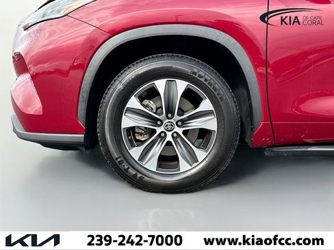 Used 2022 Toyota Highlander XLE image 44