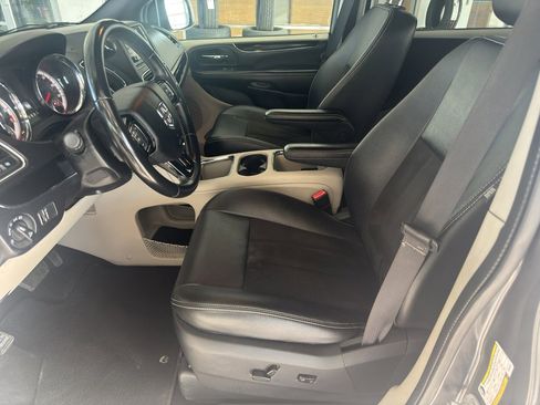 Used 2019 Dodge Grand Caravan SXT image 10